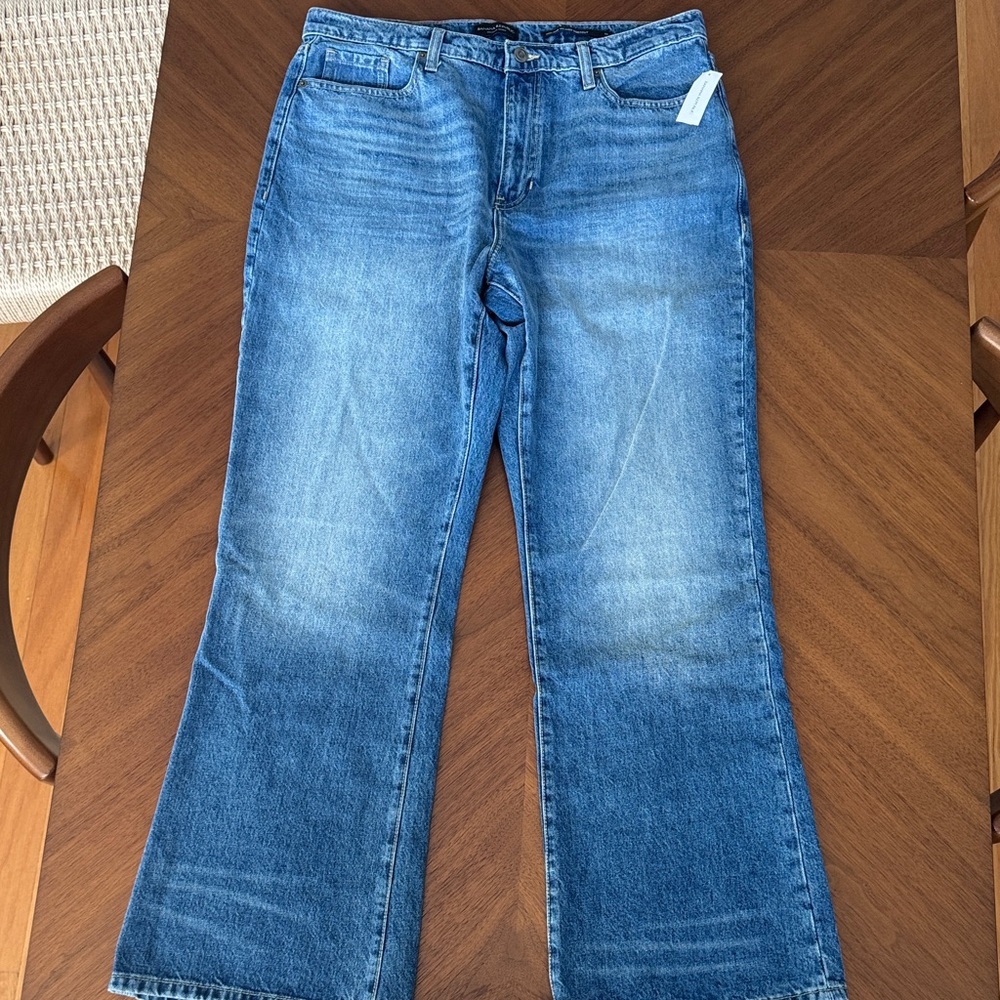 Banana Republic Women’s Relaxed Bootcut Jeans – Size 32 – NWT